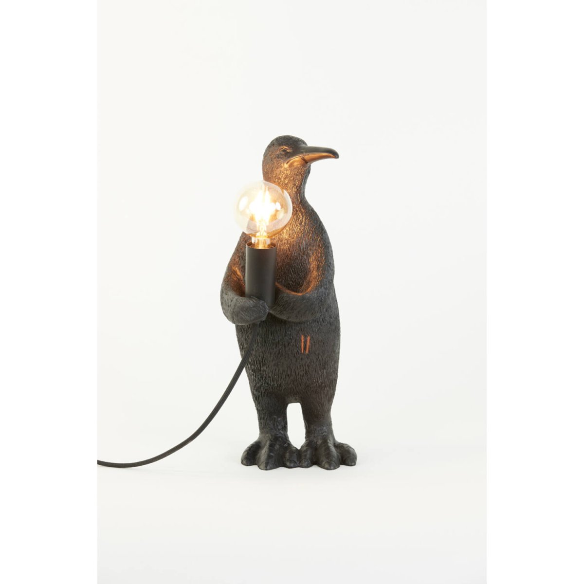 Penguin 34cm Sort bordlampe Fra Light & Living - Penguin er en charmerende og legende lampe, lad den sprede lys og glæde i dit hjem!