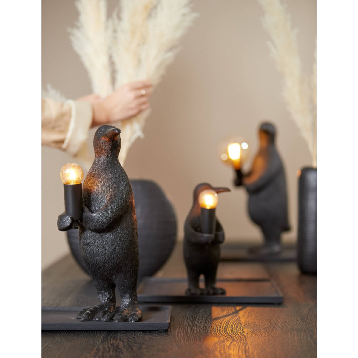 Penguin 34cm Sort bordlampe Fra Light & Living - Penguin er en charmerende og legende lampe, lad den sprede lys og glæde i dit hjem!