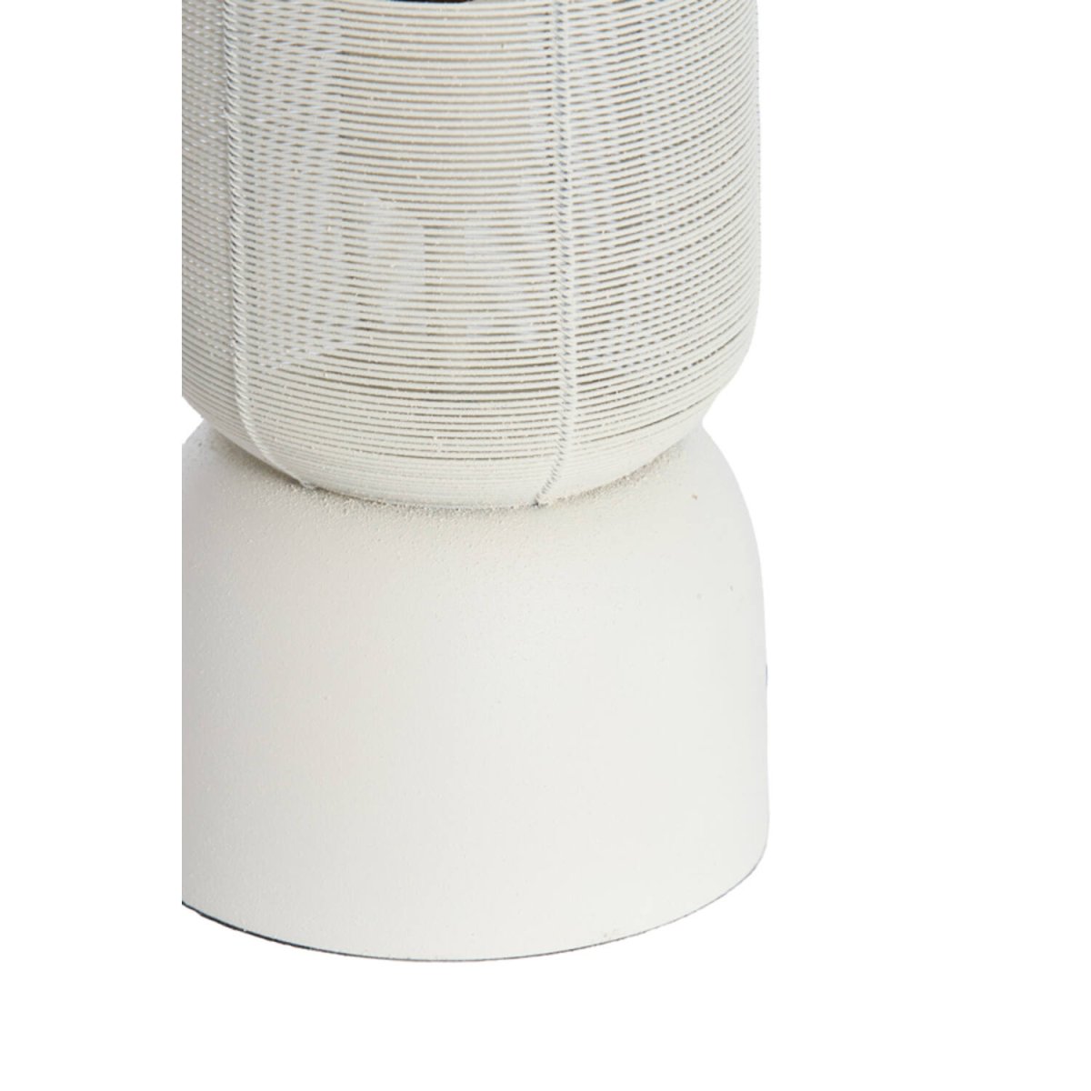 Lezuza 40cm Cremet hvid bordlampe Fra Light & Living - Det luftige design giver et smukt lysspil og passer perfekt ind i både moderne og klassiske interiører.