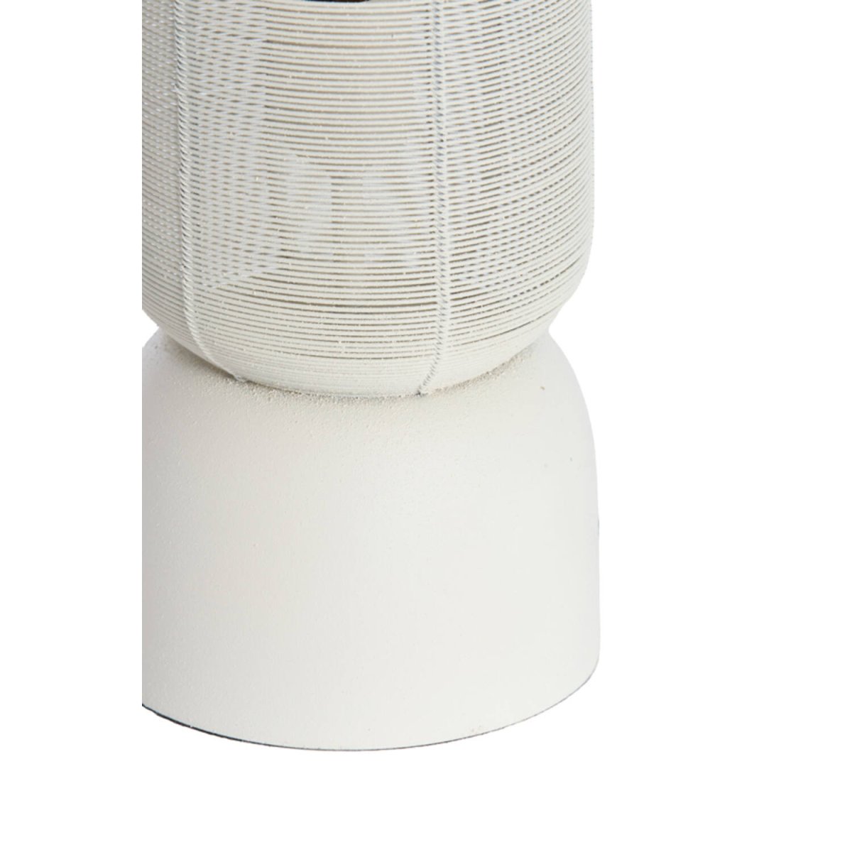 Lezuza 50cm Cremet hvid bordlampe Fra Light & Living - Det luftige design giver et smukt lysspil og passer perfekt ind i både moderne og klassiske interiører.