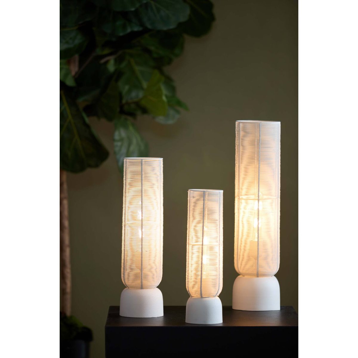 Lezuza 50cm Cremet hvid bordlampe Fra Light & Living - Det luftige design giver et smukt lysspil og passer perfekt ind i både moderne og klassiske interiører.