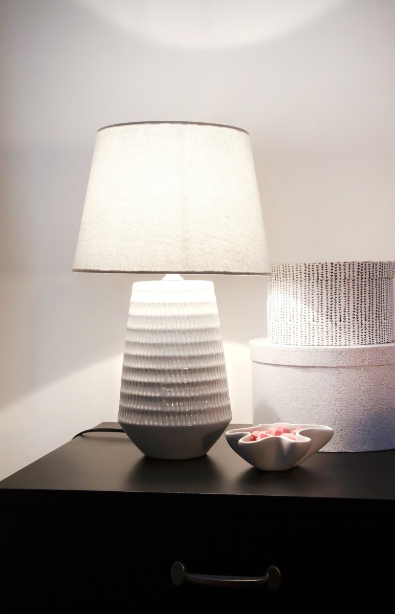 Mona 45cm Hvid bordlampe Fra Aneta Lighting - Mona bordlampe er en stilfuld og tidløs lampe med en hvid keramisk base og en matchende hvid tekstilskærm.
