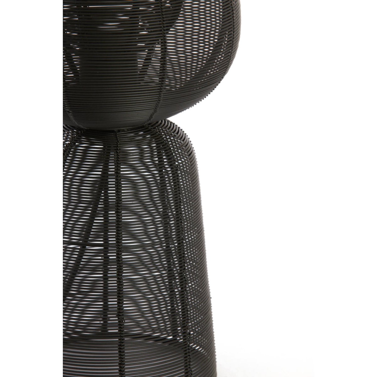 Aboso 42cm Sort bordlampe Fra Light & Living - Dens unikke form giver et moderne og elegant præg, perfekt til at løfte interiøret i både industrielle og skandinaviske hjem.