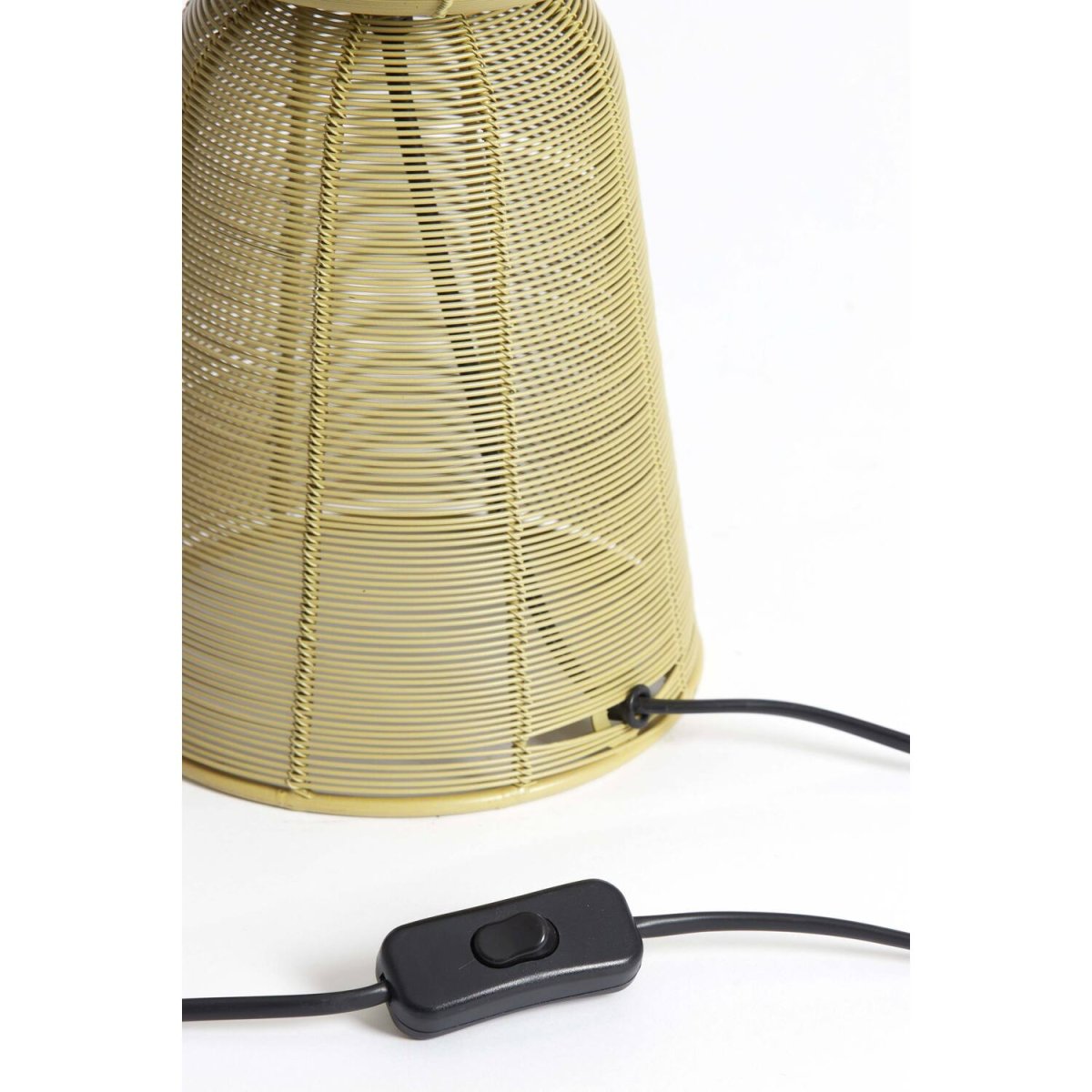 Aboso 42cm Lysegrøn bordlampe Fra Light & Living - Dens unikke form giver et moderne og elegant pr&aelig;g, perfekt til at l&oslash;fte interi&oslash;ret i b&aring;de industrielle og skandinaviske hjem.