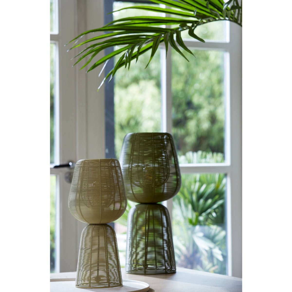 Aboso 42cm Lysegrøn bordlampe Fra Light & Living - Dens unikke form giver et moderne og elegant pr&aelig;g, perfekt til at l&oslash;fte interi&oslash;ret i b&aring;de industrielle og skandinaviske hjem.