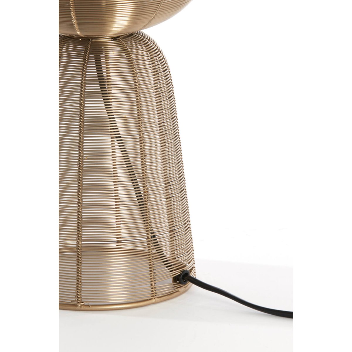 Aboso 42cm Guld bordlampe Fra Light & Living - Dens unikke form giver et moderne og elegant præg, perfekt til at løfte interiøret i både industrielle og rustikke hjem.