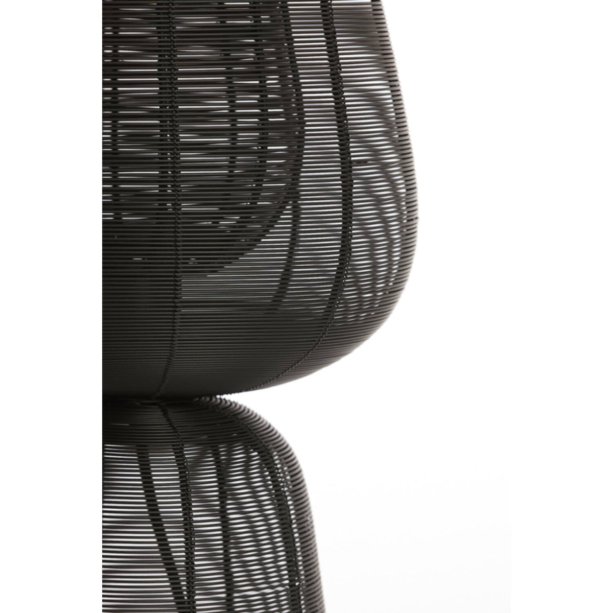 Aboso 54cm Sort bordlampe Fra Light & Living - Dens unikke form giver et moderne og elegant præg, perfekt til at løfte interiøret i både industrielle og skandinaviske hjem.