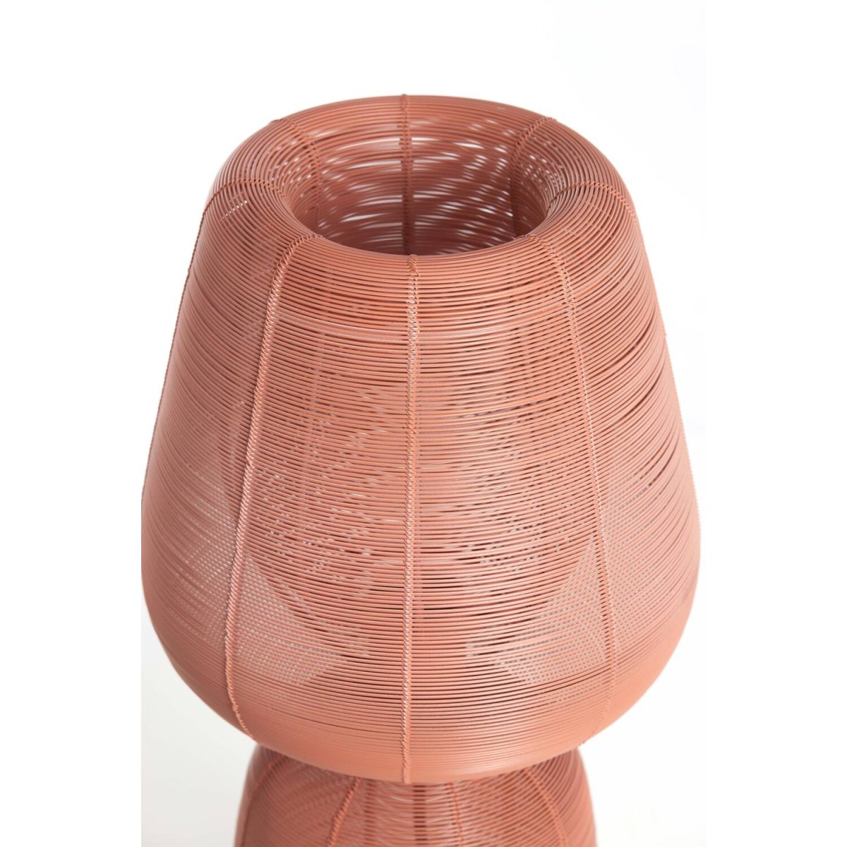 Aboso 54cm Koral pink bordlampe Fra Light & Living - Dens unikke form giver et moderne og elegant præg, perfekt til at løfte interiøret i både industrielle og skandinaviske hjem.