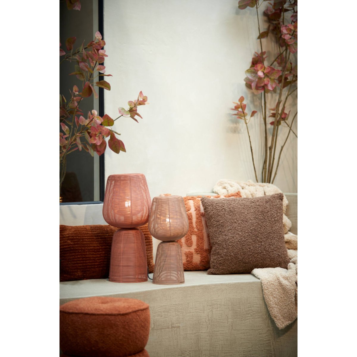 Aboso 54cm Koral pink bordlampe Fra Light & Living - Dens unikke form giver et moderne og elegant præg, perfekt til at løfte interiøret i både industrielle og skandinaviske hjem.