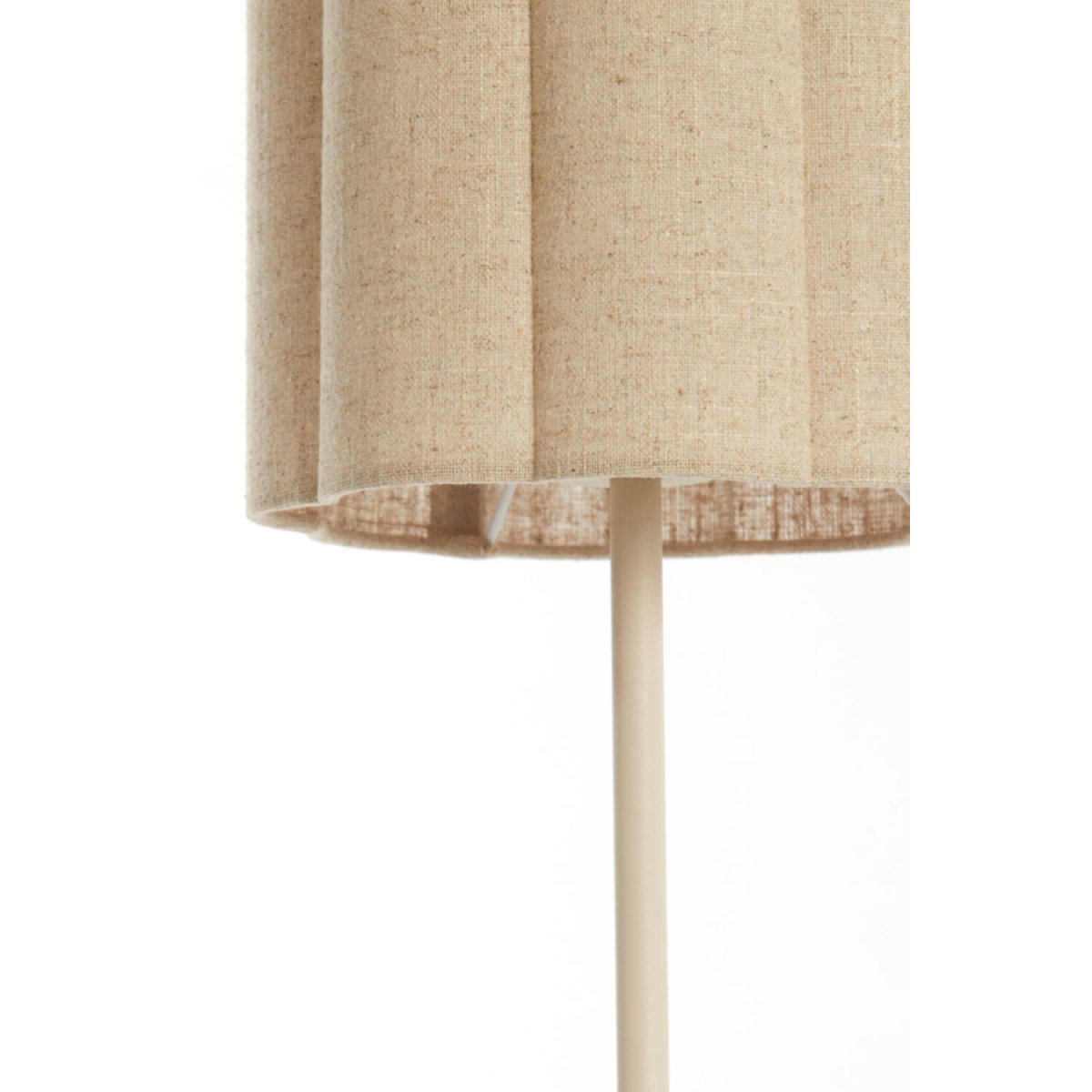 Fringe 70cm Beige bordlampe Fra Light & Living - Fringe er en stilfuld bordlampe med en cremehvid lampefod og en skærm i naturfarvet hør.