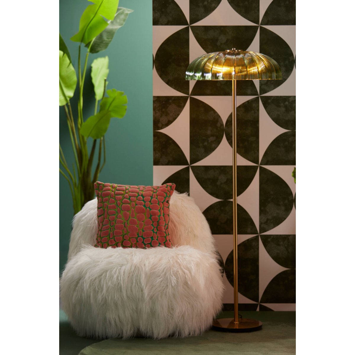 Fungo Guld/grøn gulvlampe Fra Light & Living - Det elegante og sofistikerede design tilføjer et luksuriøst præg til interiøret og skaber en varm og behagelig lysfordeling.