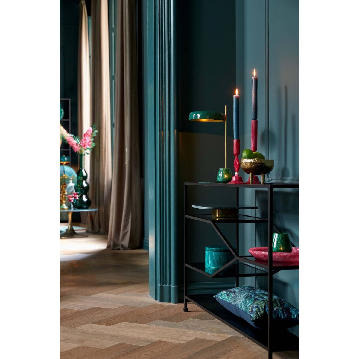 Maleka 47cm Mørkegrøn bordlampe Fra Light & Living - Maleka er en sofistikeret bordlampe med en blank m&oslash;rkegr&oslash;n sk&aelig;rm og en guldfarvet ramme.