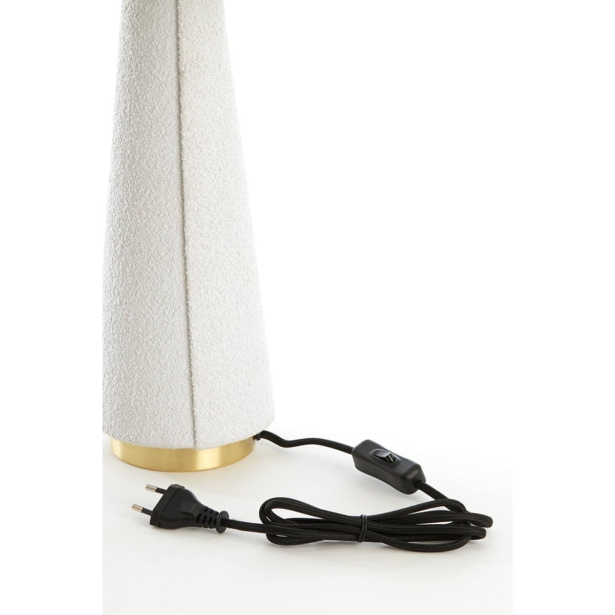 Devia 60cm Cremet hvid bordlampe Fra Light & Living - Lampen er bekl&aelig;dt med et bl&oslash;dt, cremet hvidt tekstil, der giver en varm og behagelig f&oslash;lelse, mens den diskrete messingdetalje p&aring; foden tilf&oslash;jer et strejf af luksus.
