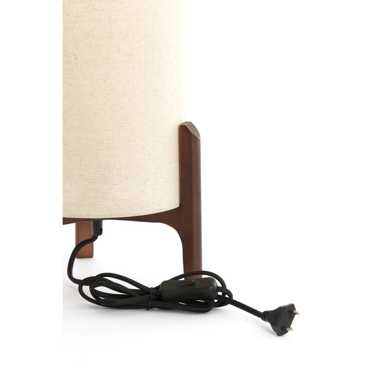 Litto 33cm Natur bordlampe Fra Light & Living - Lampen har en robust m&oslash;rk tr&aelig;ramme og en naturlig h&oslash;rsk&aelig;rm, der spreder et bl&oslash;dt og behageligt lys.