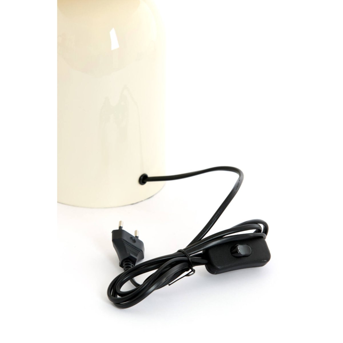 Tolima 35cm Cremet hvid bordlampe Fra Light & Living - Lampens harmoniske farvetone spreder en varm og behagelig f&oslash;lelse i rummet - perfekt som stemningsbelysning p&aring; natbordet, i vinduet eller p&aring; en hylde.