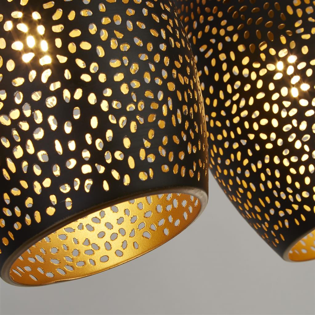 Laser 90cm Sort loftslampe Fra Searchlight - Laser skaber et ægte statement i ethvert rum med sine laserskårne skærme i mat sort metal og guldfarvede inderside, der skaber en varm glød og dekorative lysmønstre på vægge og lofter.
