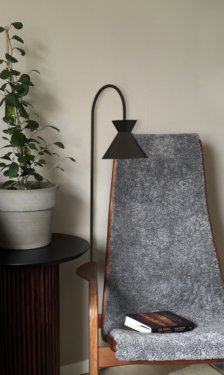 Coni Sort gulvlampe Fra Aneta Lighting - Den dejlige Coni gulvlampe i et moderne design harmonerer med både et klassisk og landligt interiør.