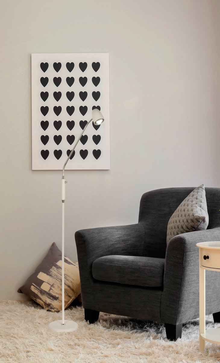 Sandnes 1 Hvid gulvlampe Fra Aneta Lighting - stangen og et justerbart hoved.