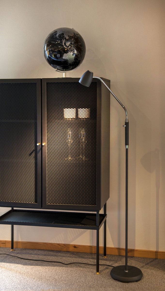 Sandnes 1 Sort gulvlampe Fra Aneta Lighting - stangen og et justerbart hoved.