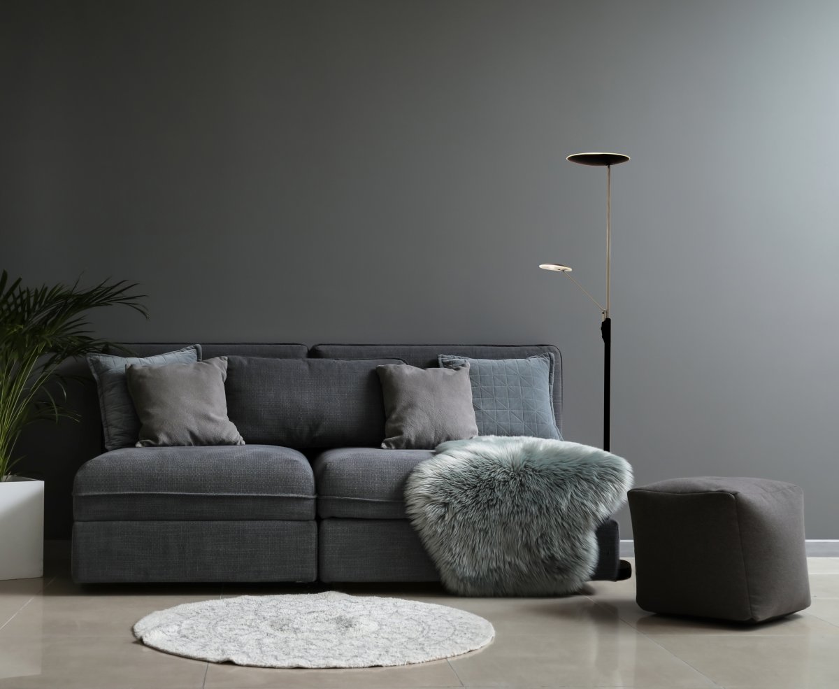 Cadiz Sort/stål gulvlampe Fra Aneta Lighting - Lyset tændes og slukkes med to lysdæmpere på lampen, en der regulerer lyset i toppen og en til læsearmen der også kan justeres.