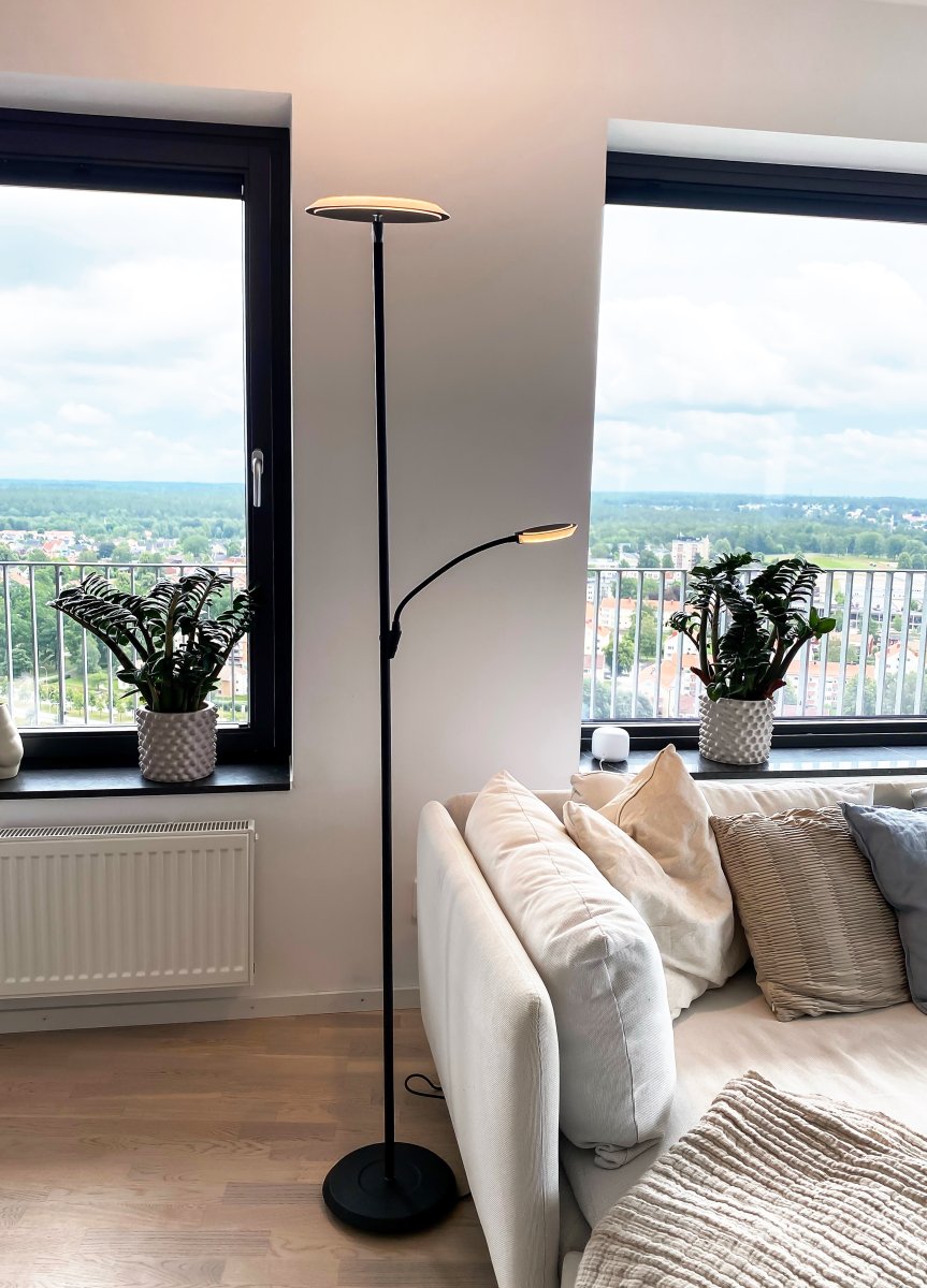 Stockholm Sort gulvlampe Fra Aneta Lighting - STOCKHOLM i sort metal, med justerbar uplight og l&aelig;searm.