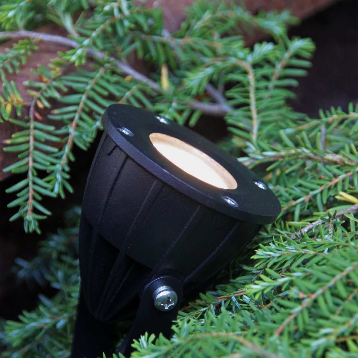 Luminus Sort Fra Lightson - Et fleksibelt og prisbilligt 12-volt system til din have, som du nemt selv installerer og senere kan bygge videre p&aring;, op til 50 meter, hvis du &oslash;nsker det.