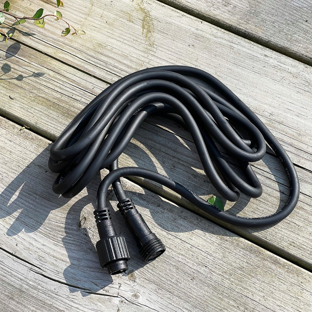 Kabel 5m Sort Fra Lightson - Et fleksibelt og prisbilligt 12 volt system (sikker svagstr&oslash;m) til din have, som du nemt selv kan installere og senere kan bygge videre p&aring;, op til 50 meter, hvis du &oslash;nsker det.