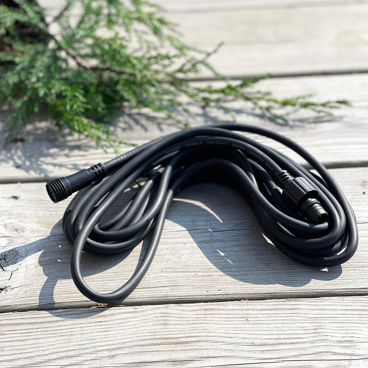 Kabel 10m Sort Fra Lightson - Et fleksibelt og prisbilligt 12 volt system (sikker svagstrøm) til din have, som du nemt selv kan installere og senere kan bygge videre på, op til 50 meter, hvis du ønsker det.