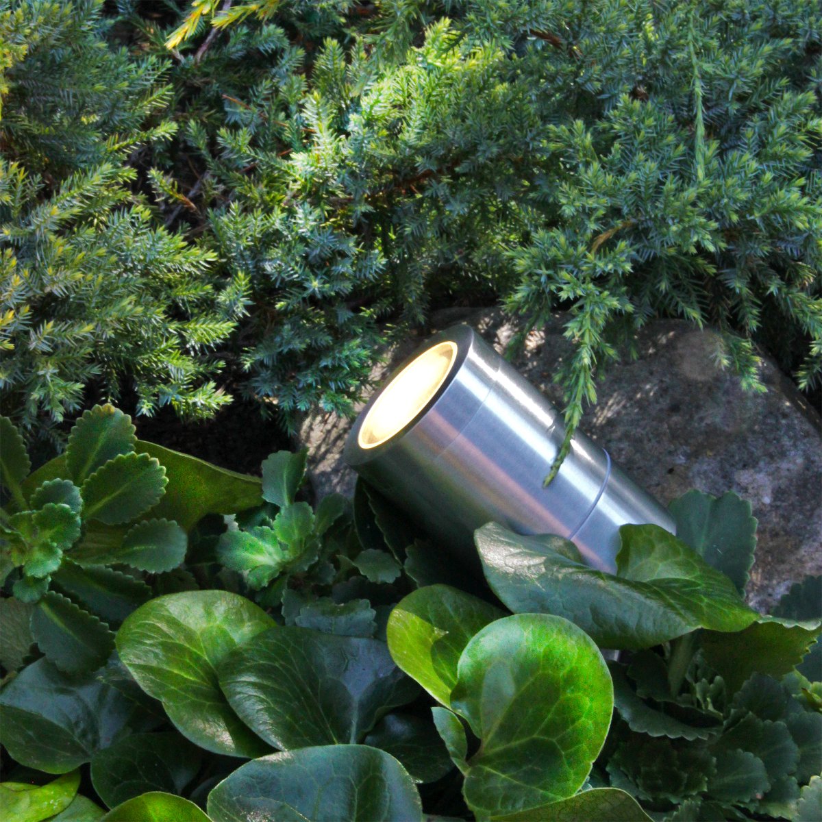 Luna Sølv Fra Lightson - &nbsp;Et fleksibelt og prisbilligt 12-volt system&nbsp;(sikker svagstr&oslash;m) til din have, som du nemt selv installerer og senere kan bygge videre p&aring;, op til 50 meter, hvis du vil.
