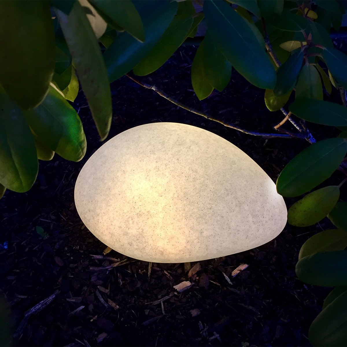 Stone XL Grå Fra Lightson - P&aring; om dagen ligner Stone en rigtig sten med sin gr&aring; overflade, og p&aring; om aftenen har den et varmt hvidt skær, der breder sig smukt i omgivelserne.