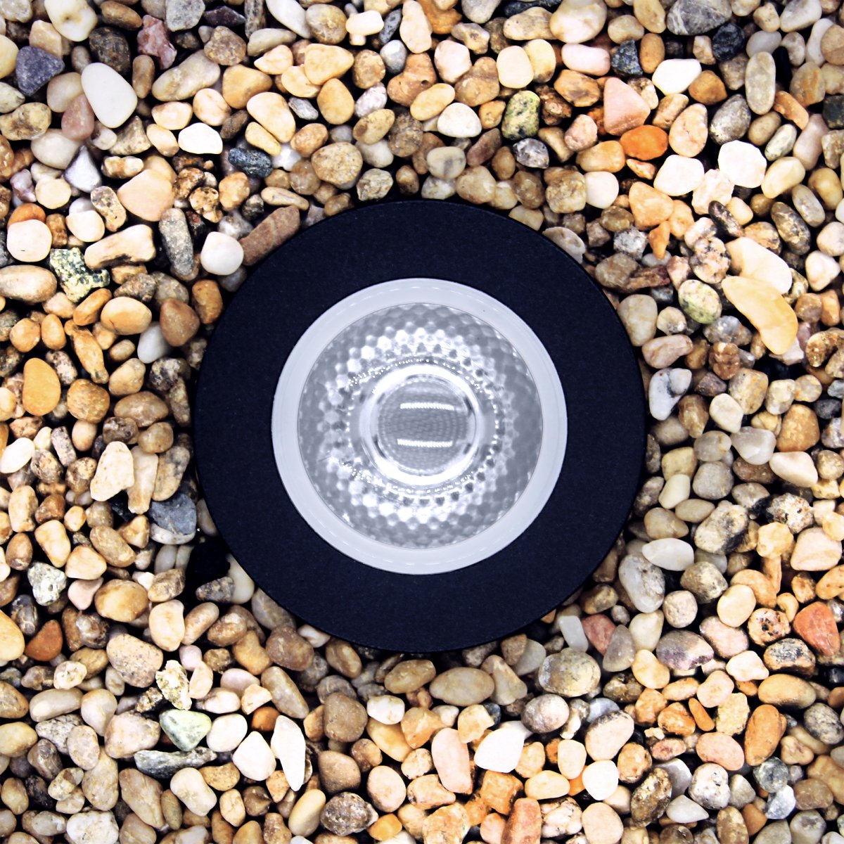 Capella Sort Fra Lightson - Det er rart at nedfælde Capella i jorden langs en grøn hæk eller en facade/væg, hvor det ofte kan være svært at belyse på; en god og jævn måde.