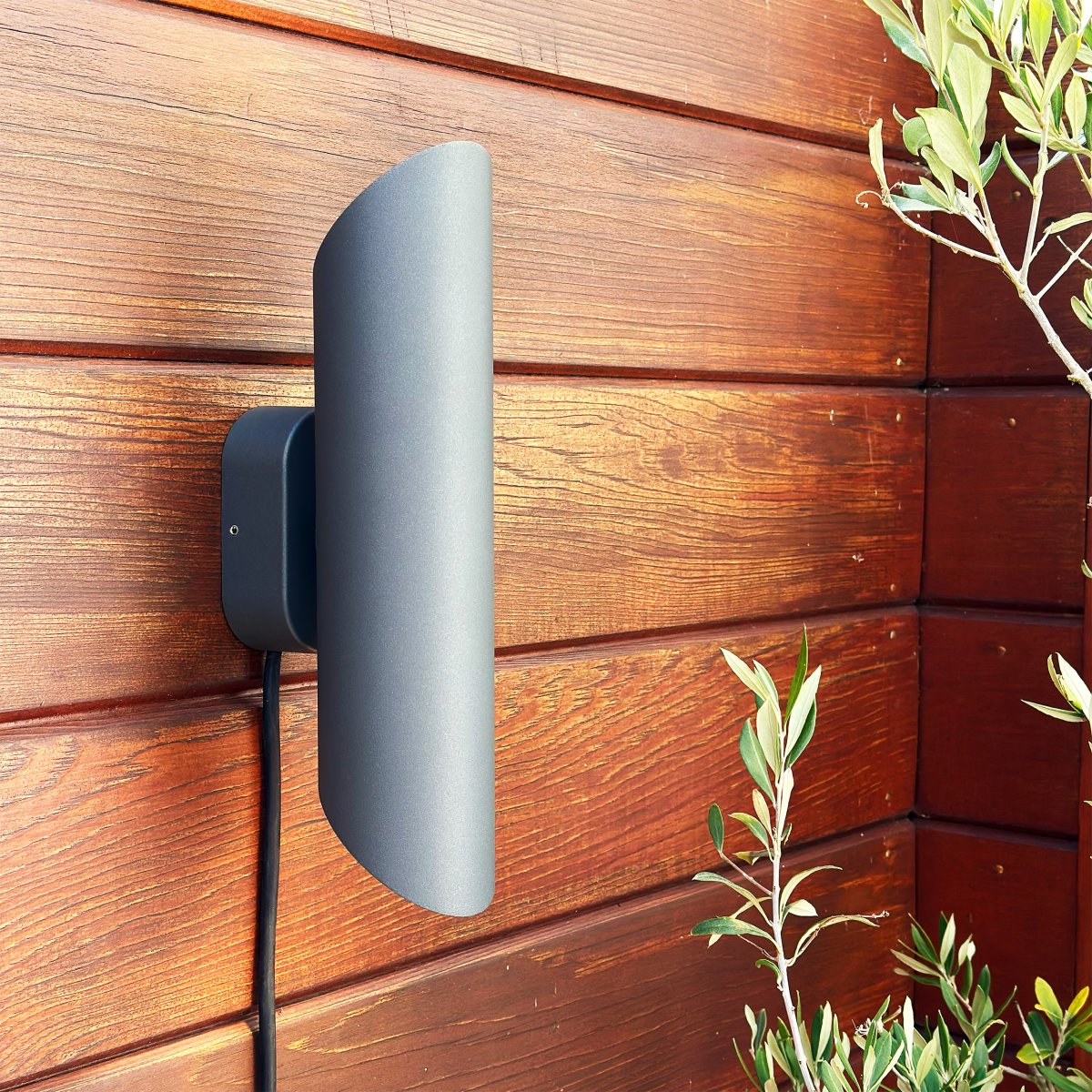 Wally Mørkegrå Fra Lightson - Lampen giver et rigtig godt funktionelt lys, praktisk for eksempel i garagen eller haven, men skaber ogs&aring; flotte effekter til at oplyse det, der er omkring, s&aring;som krukker og vegetation.