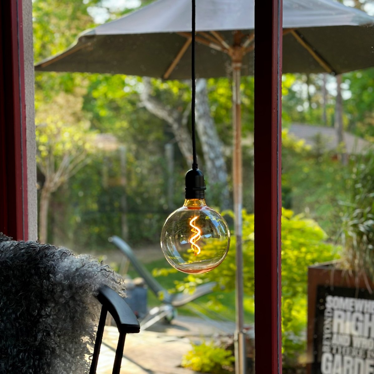 Deco bulb XL Årgang Fra Lightson - Et fleksibelt og prisbilligt 12-volt system til din have, som du nemt selv installerer og senere kan bygge videre på, op til 50 meter, hvis du ønsker det.