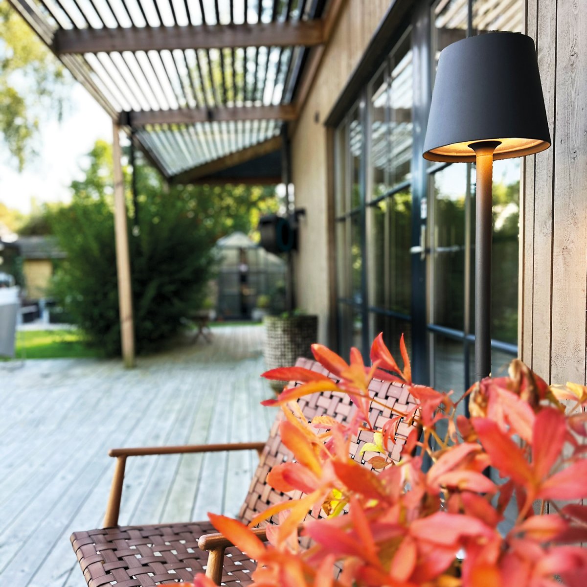 Sofy Mørkegrå Fra Lightson - Sofy er en stilfuld gulvlampe i m&oslash;rkegr&aring; aluminium, specielt designet til at skabe en hyggelig og hyggelig atmosf&aelig;re i dine udend&oslash;rsmilj&oslash;er.