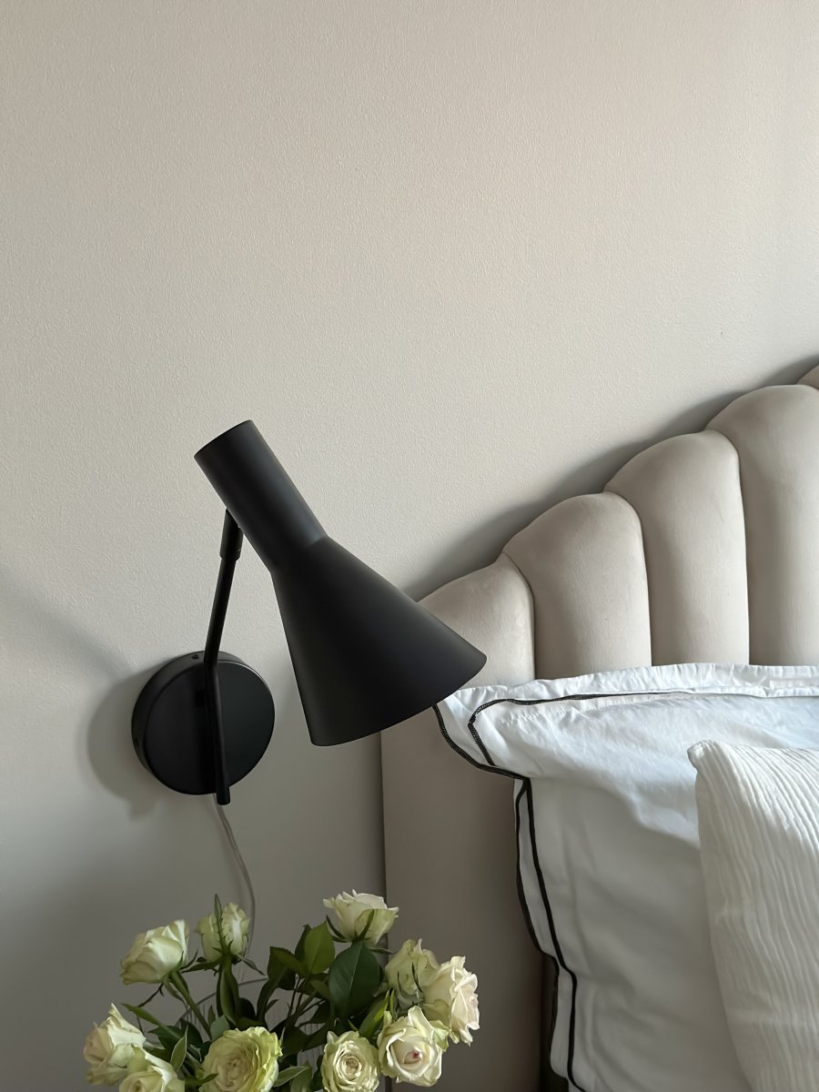 Ceres Sort læselampe Fra Aneta Lighting - CERES væglampe har et stilrent og moderne design med lige og rene former, der passer perfekt ind i det skandinaviske hjem.