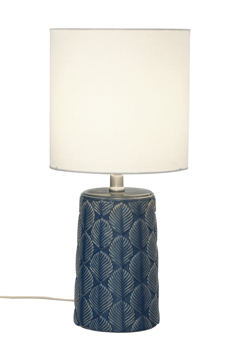Bodil 47cm Blå bordlampe Fra Aneta Lighting - Bodil er en lampe, der ikke kun giver et behageligt lys med sin cremehvide skærm, men også; &auml; er en stilfuld indretningsdetalje.