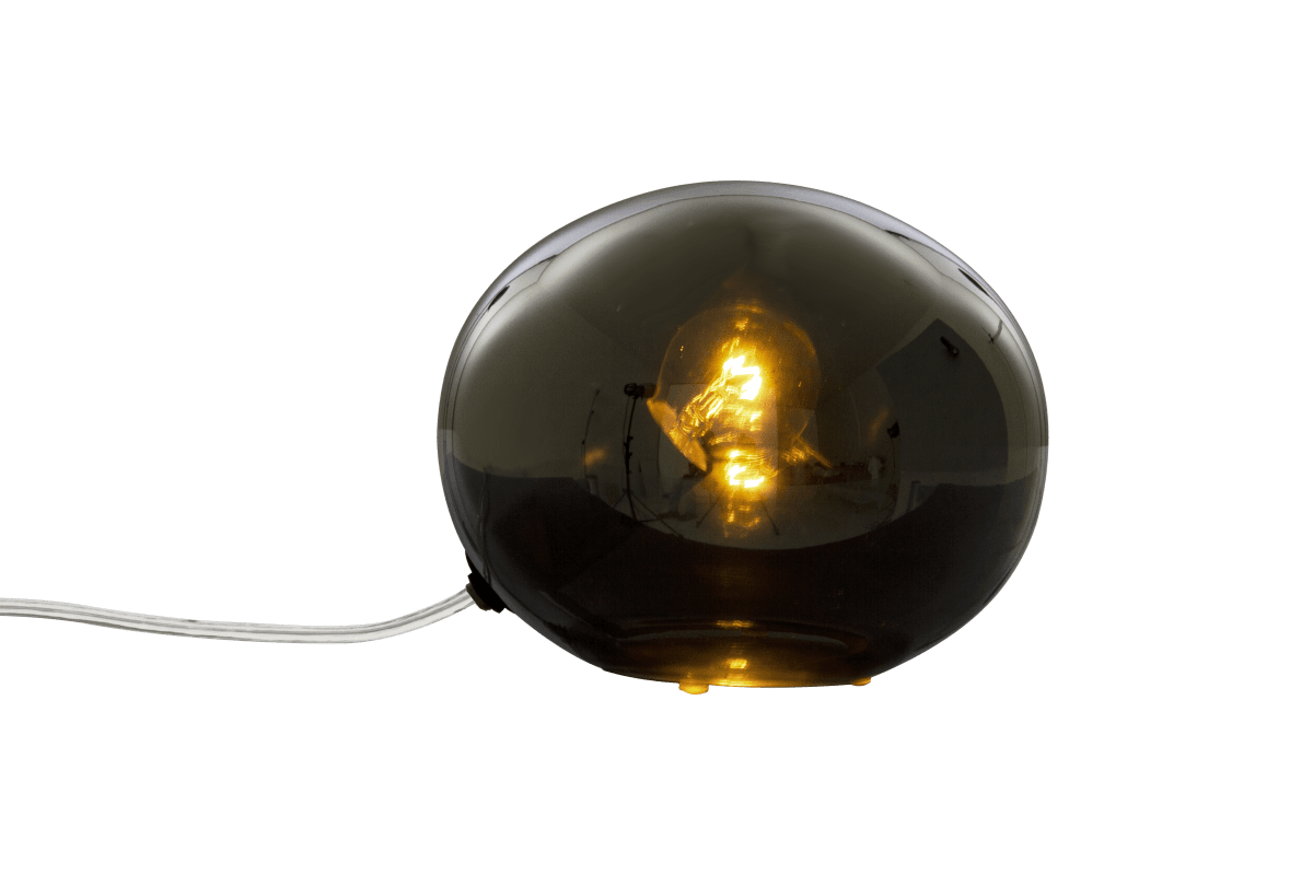 Globus 14cm Røgfarvet bordlampe Fra Aneta Lighting - Globus bordlampe i r&oslash;get glas med en lyskilde inde i glaskuglen, der giver et dekorativt og behageligt lys.