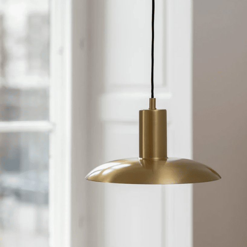 Vega Ø25 Mat messing loftslampe Fra H. Skjalm P - Vega pendel er en elegant lampe i mat messing, der giver et bredt og bl&oslash;dt lys, som skaber en varm og indbydende atmosf&aelig;re.
