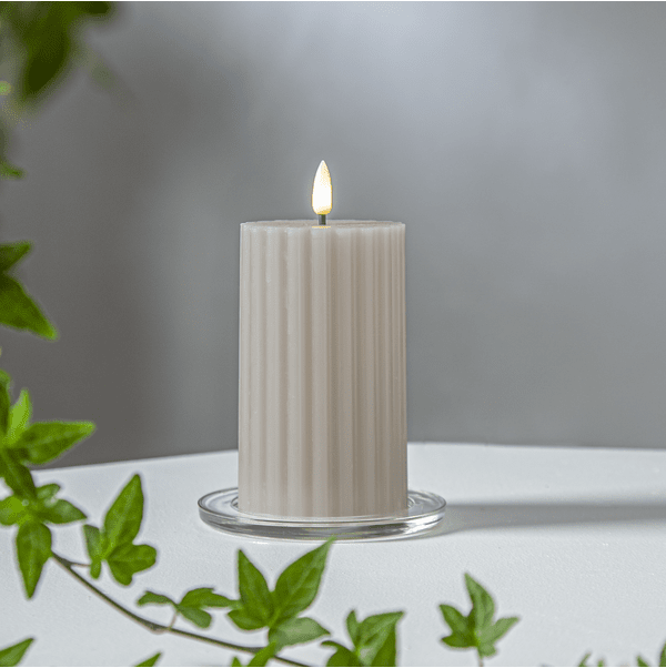 LED Bloklys Flamme Stripe Beige Fra Star Trading - Dette batterilys med varmt hvidt lys bliver en smuk dekoration, b&aring;de alene og i gruppe sammen med andre lys fra Flamme-serien.
