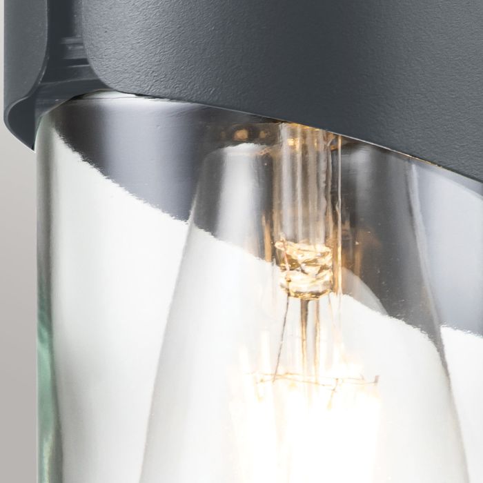 Porto 18cm Grå udendørslampe Fra Elstead Lighting - Tillverkad av rostfritt st&aring;l i gr&aring; finish och glas, erbjuder den en robust och v&auml;dert&aring;lig konstruktion som &auml;r idealisk f&ouml;r fasader, entr&eacute;er och uteplatser.