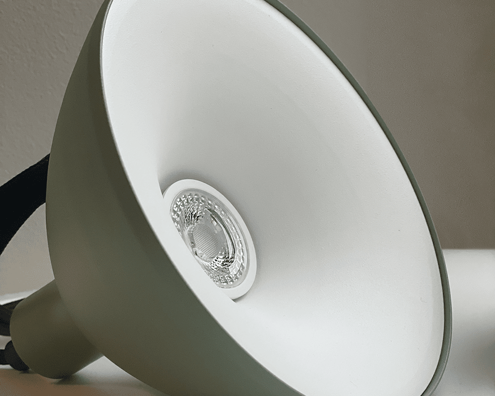 Ark Micro Ø18 Grå loftslampe Fra Westal - Ark Micro er et stilrent armatur i moderne design, lavet af rustfrit stål og pulverlakeret i aluminium; farve Den hvide reflektor på indersiden giver et rettet lys, perfekt til at placere over et bord eller over et skab.