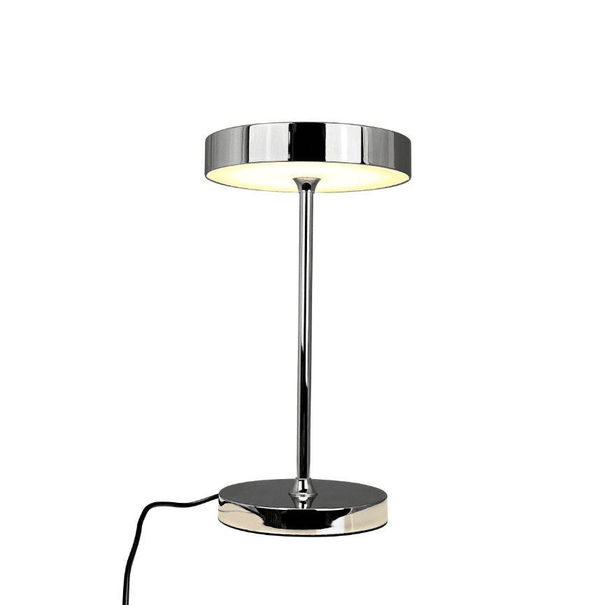 Starlight 25cm Chrom bordlampe Fra Dyberg Larsen - Med inbyggd LED och tre ljusstyrkor, som dimras med 3-stegsdimmern p&aring; lamphuvudet, anpassar den sig enkelt efter olika behov &ndash; fr&aring;n st&auml;mningsfullt sken till fokuserat ljus.