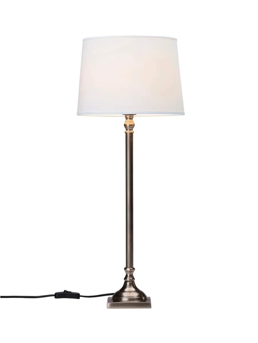 Margot 63cm Antik sølv bordlampe Fra PR Home - Lampefoden er 41 cm h&oslash;j og 10,5 cm dyb, har en 1,6 m sort plastikledning med str&oslash;mafbryder.