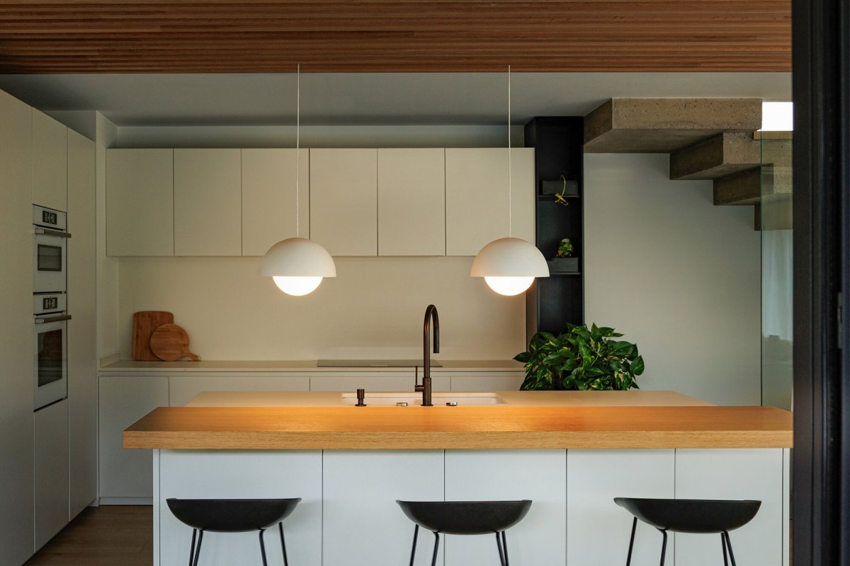 Marisol Ø30 Hvid loftslampe Fra Faro Barcelona - Marisol er en stilfuld pendellampe med bl&oslash;de linjer og et minimalistisk retrodesign, der passer ind i alle typer hjem.