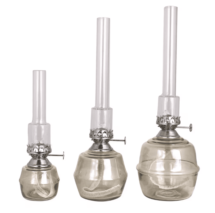Kerosene Lamp Majken Big Grå Fra Strömshaga - Br&aelig;ndere i klart glas og br&aelig;ndere i nikkel.