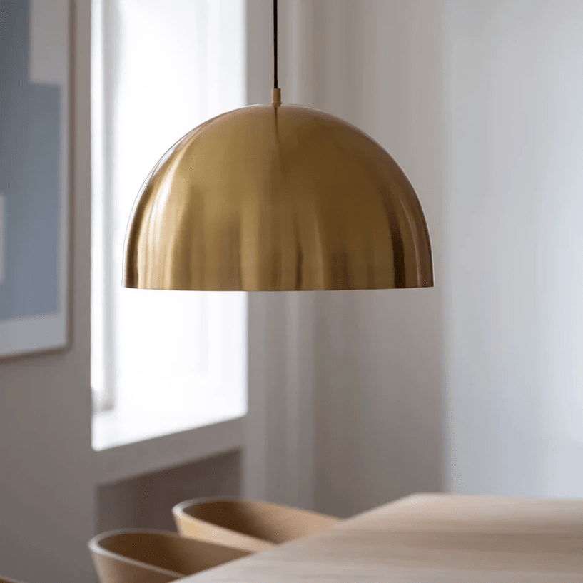 Grand Ø43 Mat messing loftslampe Fra H. Skjalm P - Brug den alene til et subtilt udtryk eller i par for at skabe en stærkere effekt.