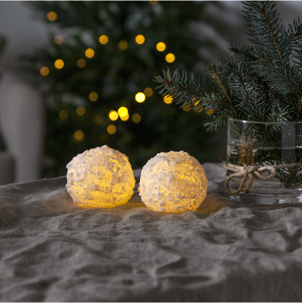 LED Lys Snowball Hvid Fra Star Trading - Vokslys i en pakke med 2 i form af en snebold, der skinner med en varm hvid gl&oslash;d.