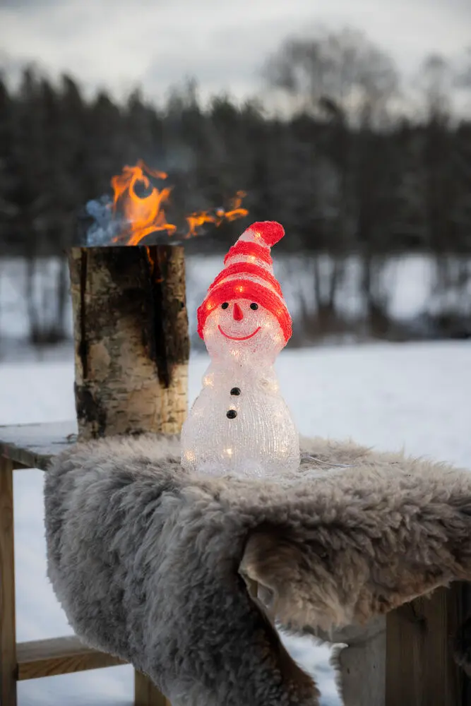 Snemand I Akryl RØD Fra Konstsmide - En legende og vejrbestandig dekoration, der spreder julegl&aelig;de i tr&aelig;verdenen, p&aring; altanen eller i hallen.
