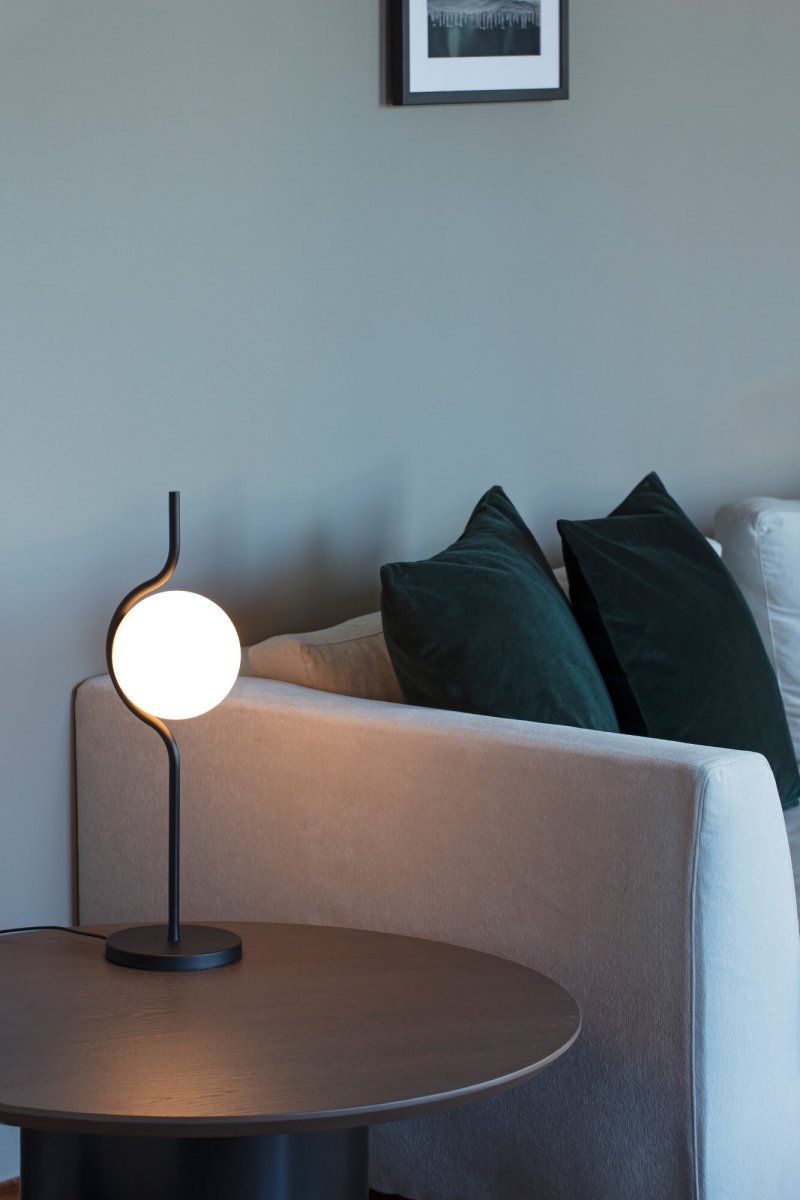 Le Vita 58cm Sort bordlampe Fra Faro Barcelona - Le Vita er en eksklusiv lampeserie designet af Nahtrang, hvor enkelhed og elegance m&oslash;des i et tidl&oslash;st design.