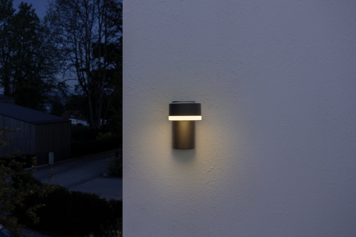 Spot Mørkegrå udendørslampe Fra Ledvance - Den minimalistiska designen g&ouml;r att Spot passar perfekt f&ouml;r b&aring;de moderna och klassiska utemilj&ouml;er, vilket ger ett effektivt och riktat ljus.